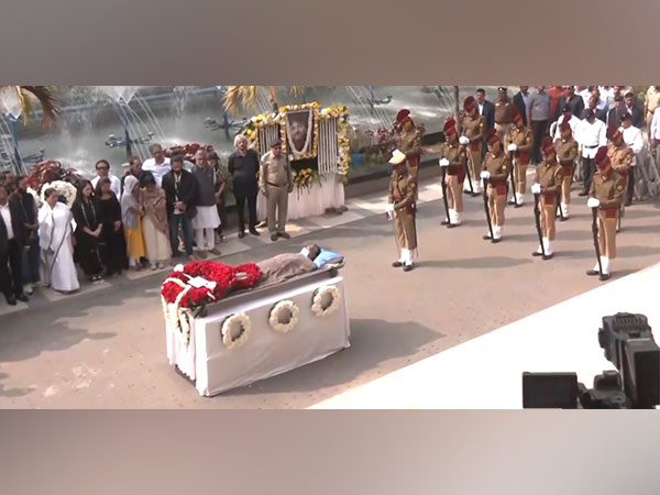 WB govt gives gun salute to Ustad Rashid Khan. (Image: ANI)