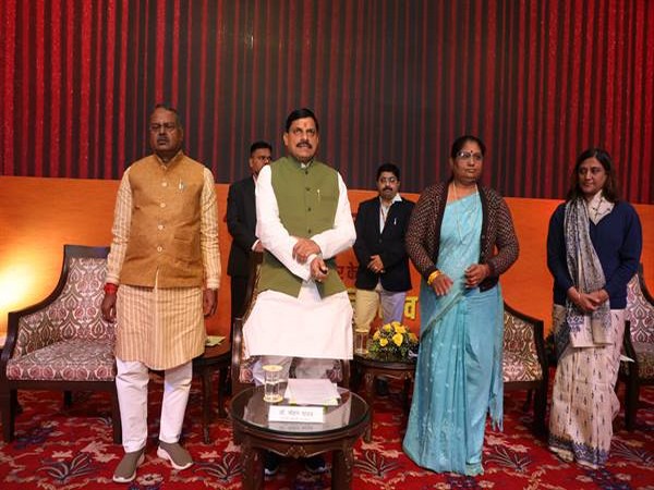 MP CM Mohan Yadav transferring money with single click (Photo/DPR)