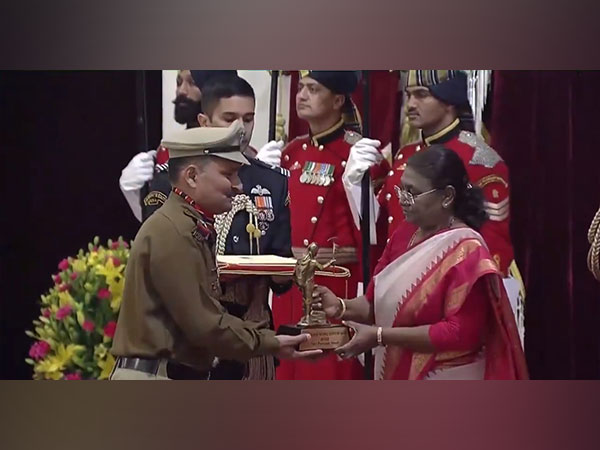 Mountaineer Praveen Singh receiving Tenzing Norgay National Adventure Award from President of India (Photo/X @ianuragthakur) 
