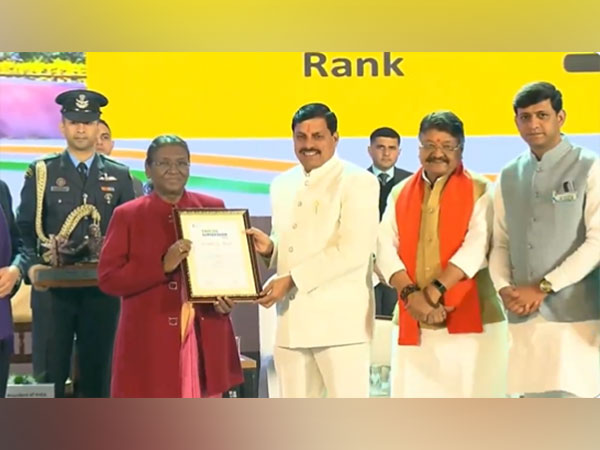 MP CM Mohan Yadav receiving award from President Droupadi Murmu 