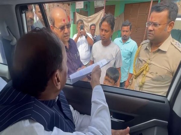Odisha Governor Raghubar Das providing aid for the treatment. (Photo/ANI)