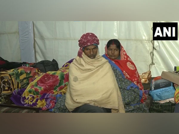 People take refuge in night shelter amid cold wave in Delhi (Photo/ANI) 