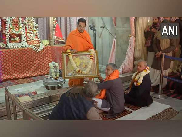 Union Minister Ashwini Vaishnaw offers prayer at Govind Dev Ji Temple (Photo/ANI)