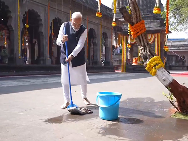 PM Modi takes part in cleanliness campaign at Shree Kalaram Mandir, Nashik. (Photo/ANI)