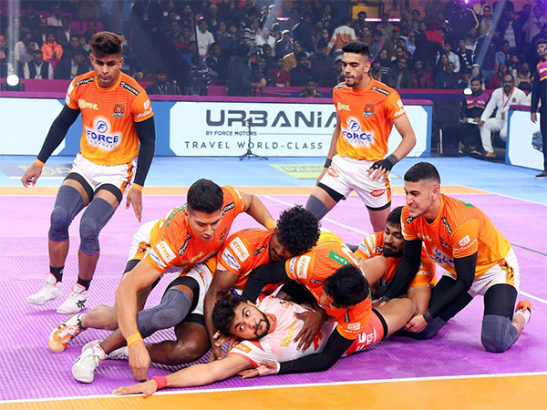Puneri Paltan and Gujarat Giants in action. (Photo- PKL)