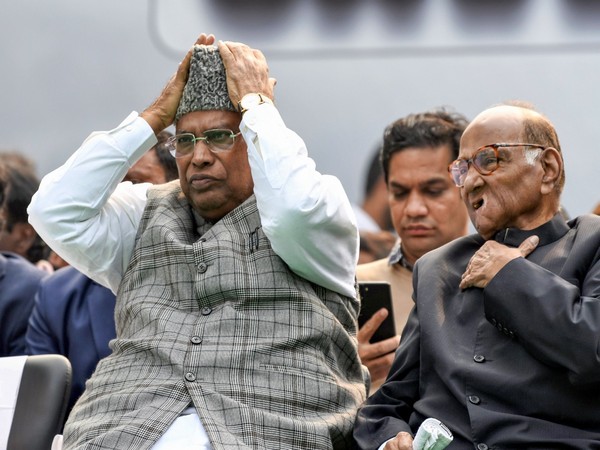 Senior opposition leaders Mallikarjun Kharge and Sharad Pawar (File Photo/ANI)