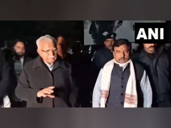 Haryana Chief Minister takes stock of people spending night in open at Karnal Railway Station amid extreme cold (Photo/ANI)