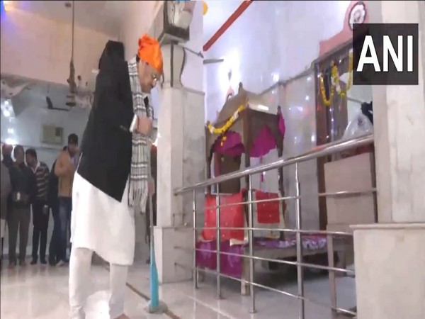 JP Nadda participates in cleanliness drive at Guru Ravidas Mandir in Delhi. (Photo/ANI) 