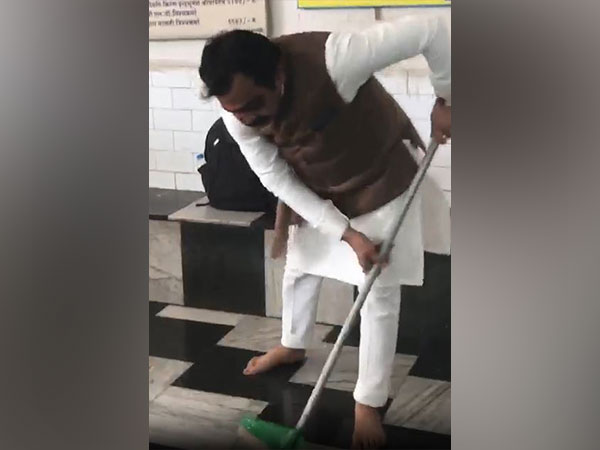 Public Works Minister Rakesh Singh mopping temple floor (Photo/ANI)