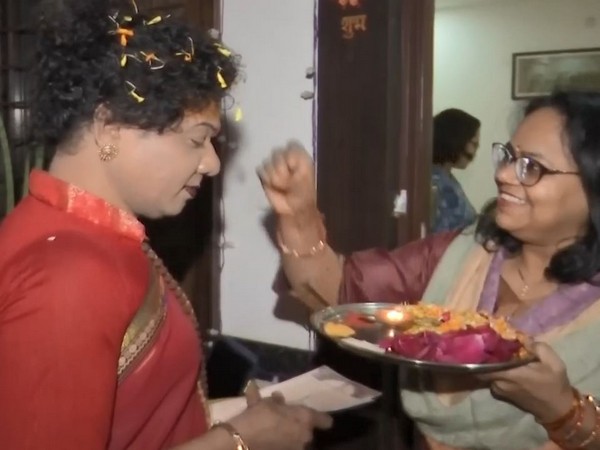 Eunuchs hold door-to-door campaign to distribute Akshat in Bhopal