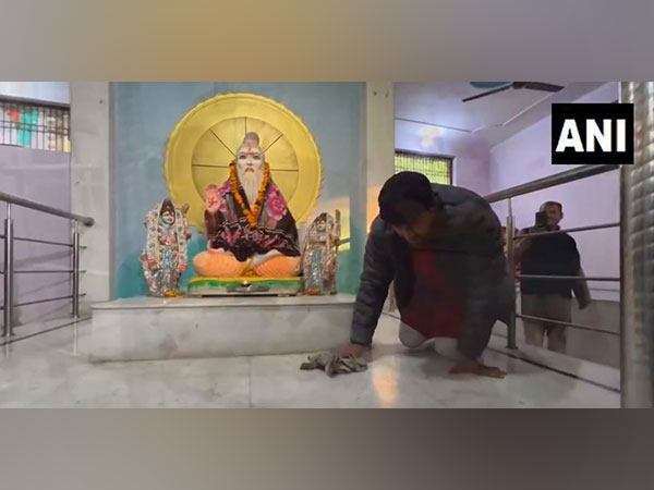 BJP MP Manoj Tiwari participates in cleanliness drive at Valmiki Temple (Photo/ANI)