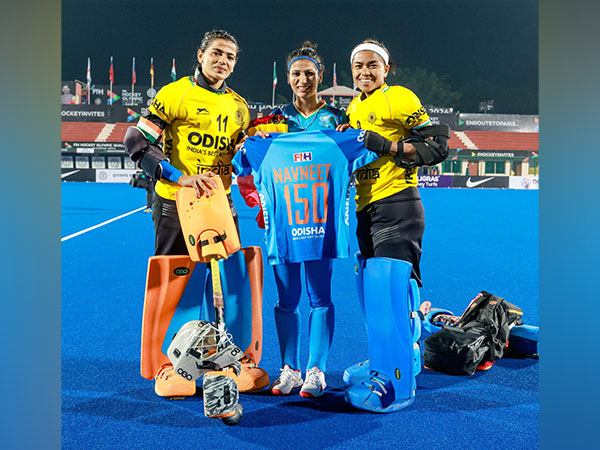 Midfielder Navneet Kaur (in middle) (Photo: Hockey India)