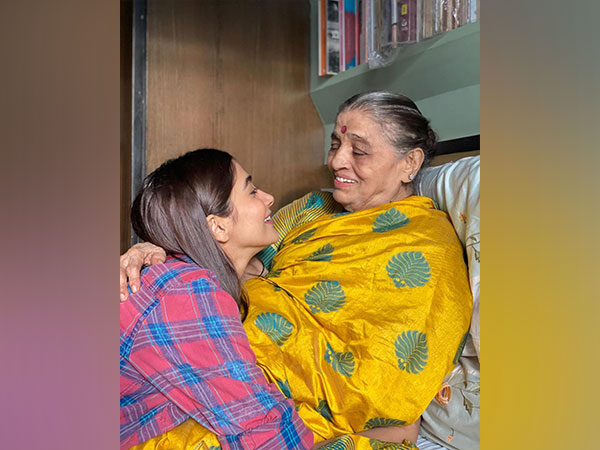 Pooja Hegde with her grandmother (Image Source: Instagram)
