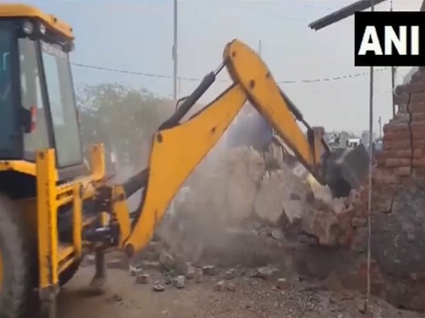 Damoh municipality razed down illegal constructions(Photo/ANI)