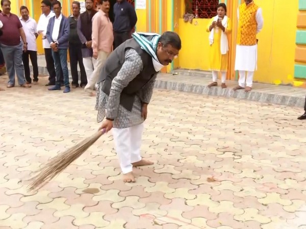 Union Minister Dharmendra Pradhan participates in Swacchata Abhiyan in Gopal Ji temple (Photo/ANI) 