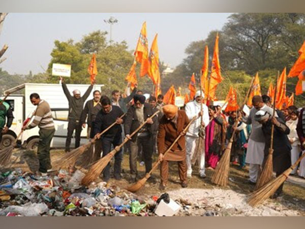 Chancellor Chandigarh University & Convenor, Indian Minorities Foundation Satnam Singh Sandhu with members of different communities during ‘Swachhta Seva Abhiyan’ at Mansa Devi Temple, Panchkula