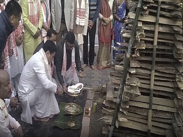 Union Minister Sarbananda Sonowal burns Meji on the ocassion of Magh Bihu