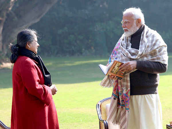Sharmistha Mukherjee with PM Modi (Photo: X/@Sharmistha_GK)