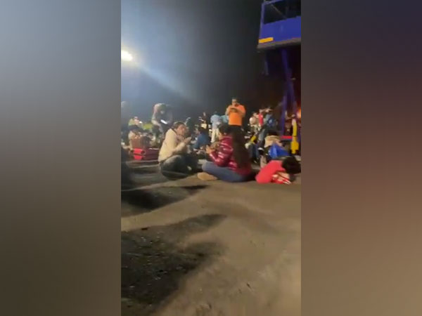 Passengers sit unfazed on Mumbai airport tarmac (Screengrabs from viral video)