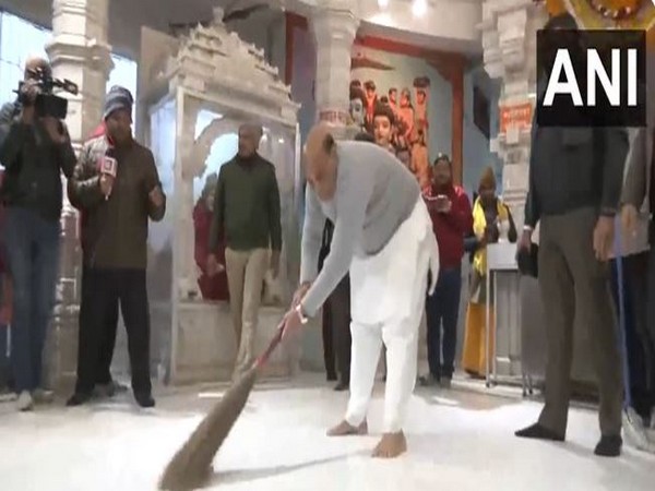 Rajnath Singh sweeping Hanuman Setu temple premises (Photo/ANI)