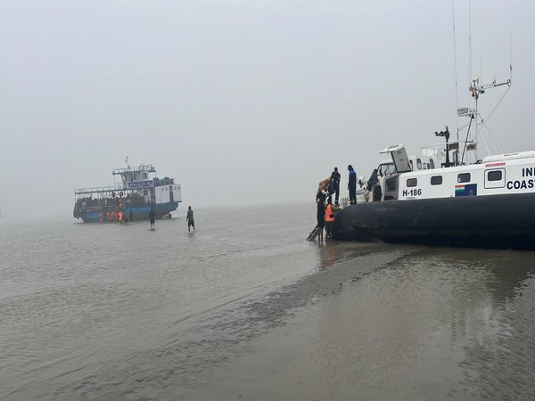 Coast Guard rescues Gangasagar pilgrims (Photo/ANI)