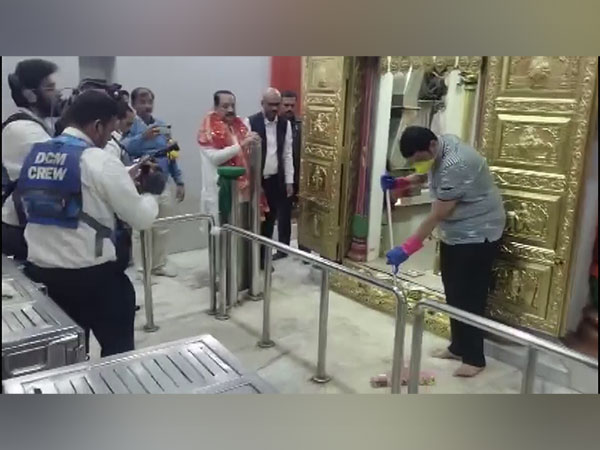 Deputy CM Devendra Fadnavis cleaning Mumbai's Mumbadevi temple premises (Photo/ANI)