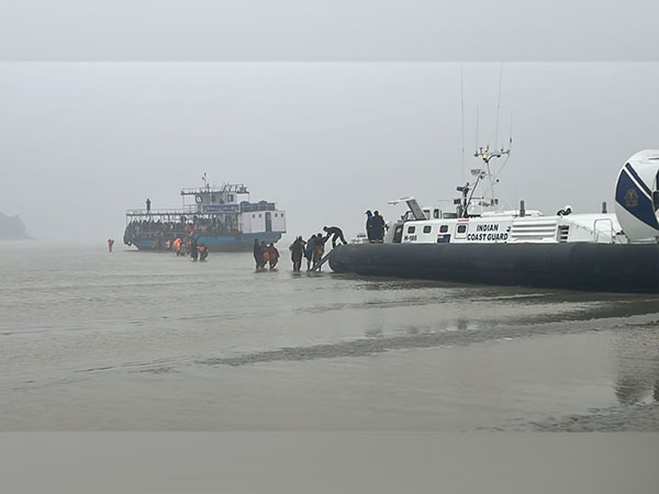 Pilgrims being rescued by Indian Coast Guard (Photo/X@IndiaCoastGuard)