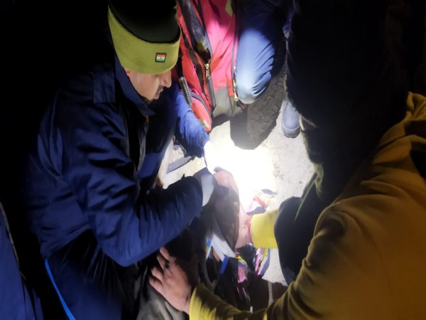 SDRF team rescues driver after vehicle fell into a ditch in Tehri (Photo/ANI)