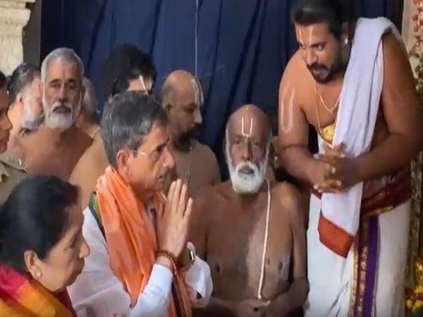 Tamil Nadu Governor RN Ravi offers prayers at Ranganathaswamy Temple at Tiruchirapalli