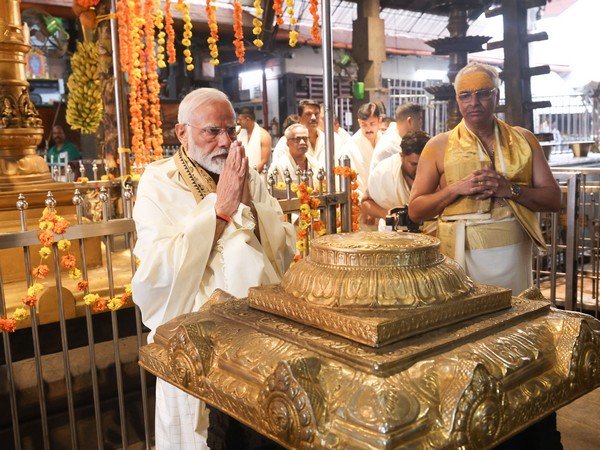 Prime Minister Narendra Modi offering prayers at the Guruvayur Temple (Photo/ANI)