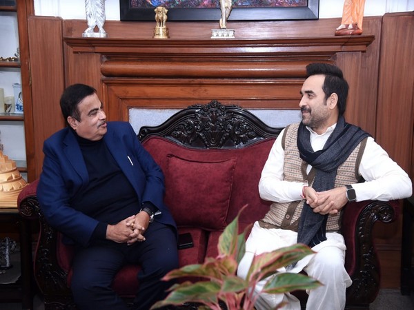 Actor Pankaj Tripathi with minister Nitin Gadkari 