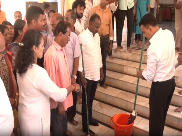 Goa CM Pramod Sawant joins ‘Swachhata Abhiyan’ (Photo/ANI)