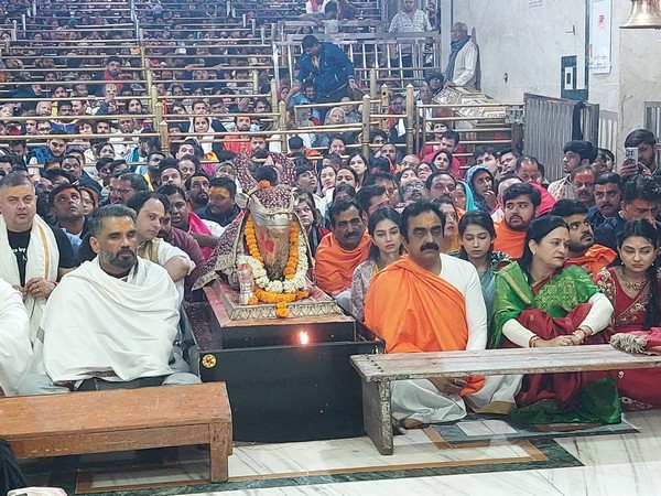 Actor Suniel Shetty (L) and MP Minister Rakesh Singh (R) (Photo/ANI) 