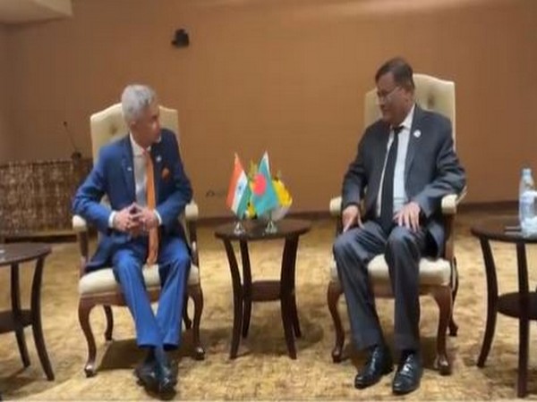 EAM Jaishankar with his Bangladeshi counterpart (Source: Twitter/@DrHasanMahmud62)
