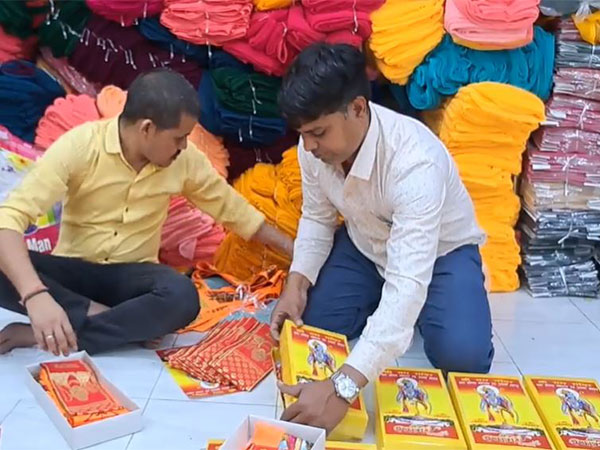 Surat traders sending boxes containing Lord Ram's kit along with cloth orders (Photo/ANI)