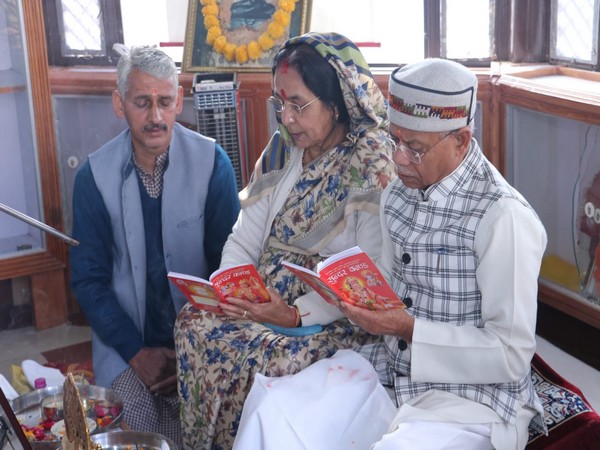 Himachal Pradesh Governor Shiv Pratap Shukla offering prayers. (Photo/ANI)