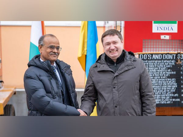Indian envoy to Ukraine Harish Jain handed over humanitarian aid to Ukraine (Photo/Ukraine embassy in India website)