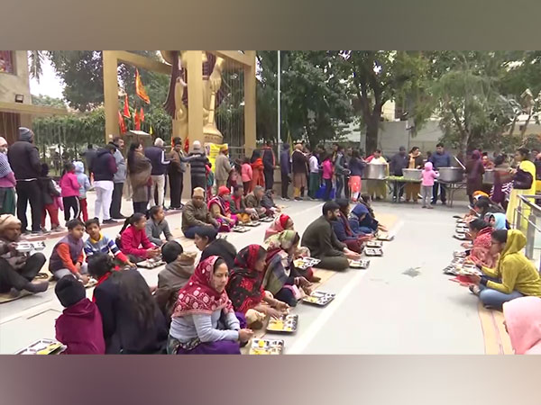 Community feast at Chandigarh's Shri Radha Krishna Mandir (Photo/ANI)