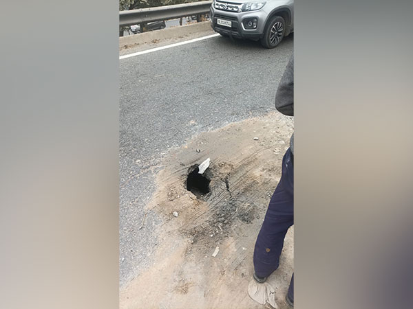 Road road cave-in disrupts traffic flow near DND Tollbooth (Photo: X/@dtptraffic )