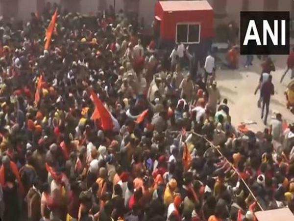 Devotees at Ram Janmabhoomi temple break through security lines amid heavy rush (Photo/ANI)