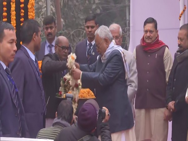 Bihar Chief Minister Nitish Kumar paying floral tribute to Netaji Subhas Chandra Bose (Photo/ANI)