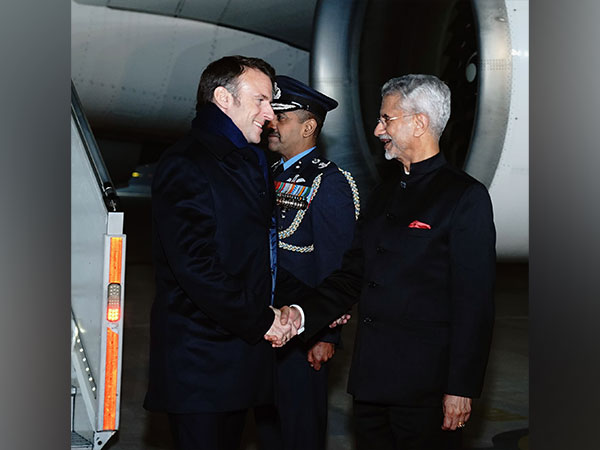 French President Emmanuel Macron arrives in Delhi (Source: X/@MEAIndia)