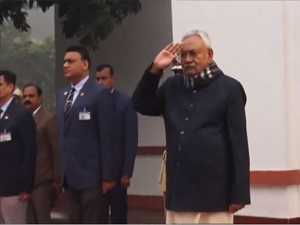 Bihar Chief Minister Nitish Kumar unfurls the national flag at Patna (Photo/ANI)