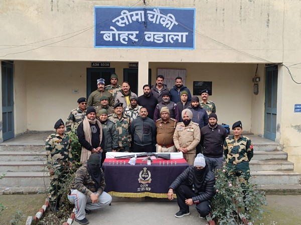 BSF and STF personnel with the seized heroin and weapons. (Photo: BSF)