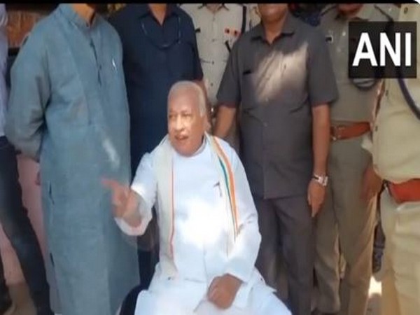 Kerala Governor Arif Mohammed Khan sitting on the wayside on a  Kerala road (Photo/ANI)