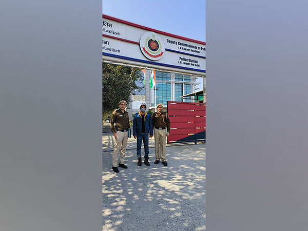 Arrested accused with officials of Delhi police (Photo/ANI)