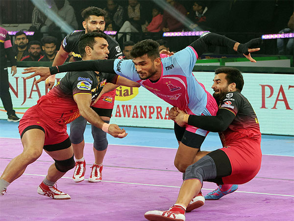 Bengaluru Bulls in action against Jaipur Pink Panthers during Pro Kabaddi League season 10 (Image: PKL)
