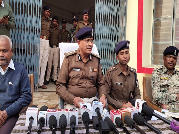 Balaghat DIG Mukesh Kumar Srivastawa addressing reporters (Photo/ANI)
