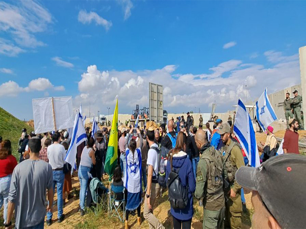 Israeli protesters at the Kerem Shalom border (Photo/TPS)