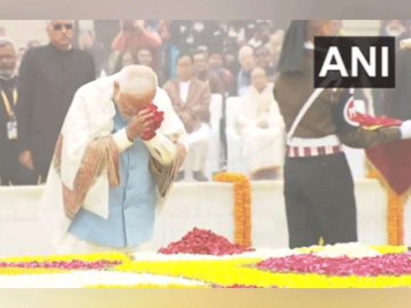 PM Prime Minister Narendra Modi  paid tribute to Mahatma Gandhi (Photo/ANI)